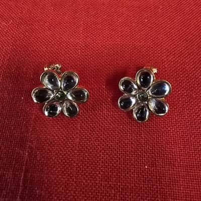  Womens Clip On Earrings Glass Bead Daisy Design with Central Green Diamante Gold Tone Setting
