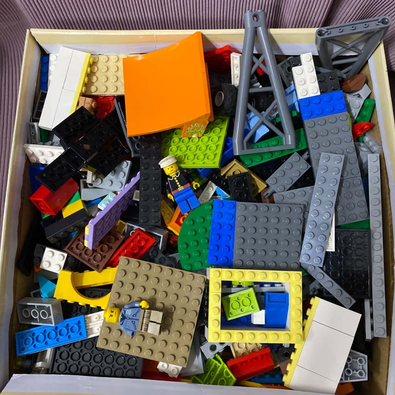 Lego. Box of mixed pieces. (s)