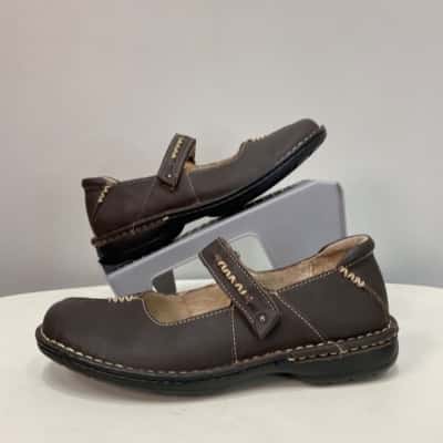 BNWOT Borelli Womens  Size 8 Leather Mary-Jane’s Brown 