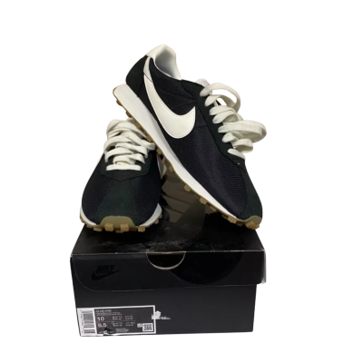 BNIB Nike Womens  Size 7.5 Sneakers Black  / White 