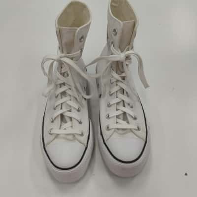 Converse Unisex Size 7 White Sneakers