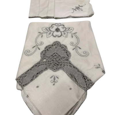 Vintage table cloth and napkins 