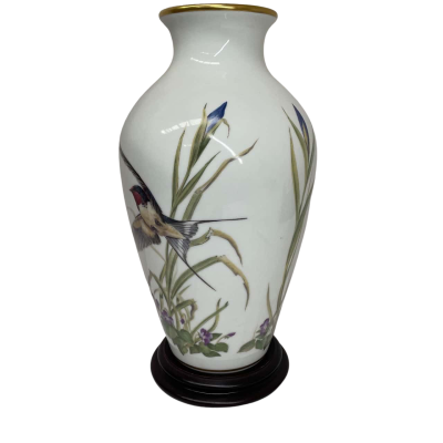 The Weadowland bird vase" Beautiful Franklin porcelain vase by John Wilkinson, made in the 1980s