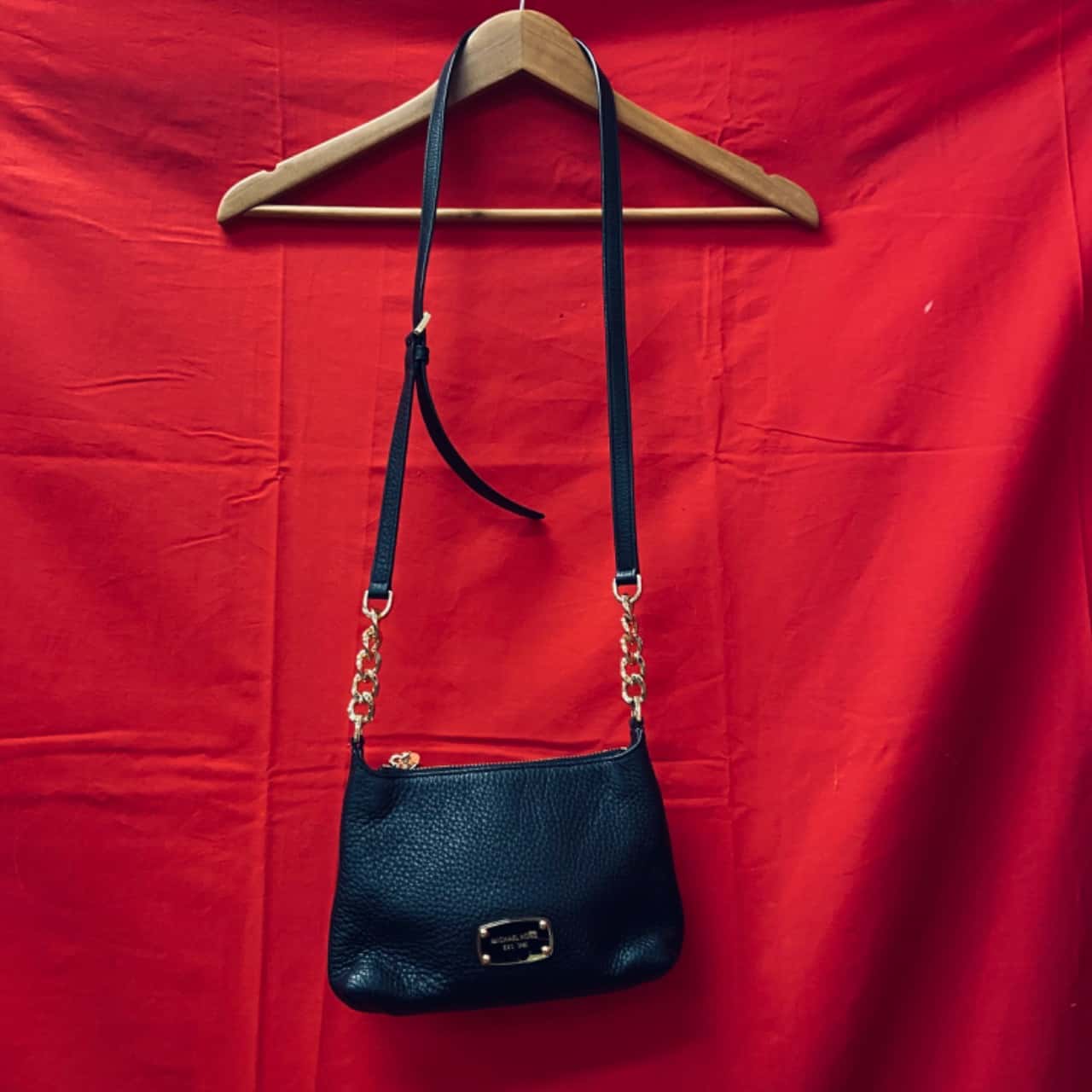 Michael Kors Womens Compact Cross Body Bag Black / Gold