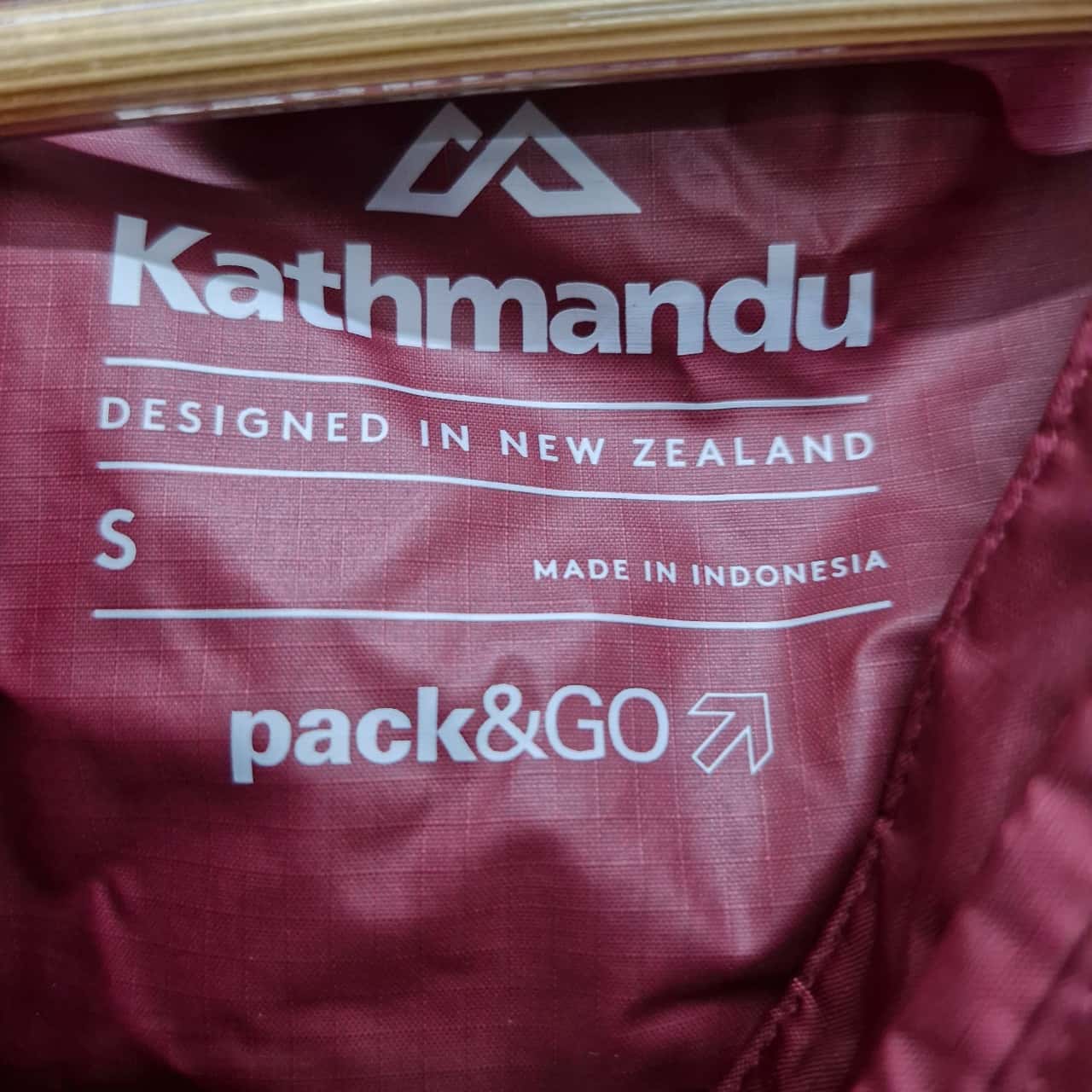 Kathmandu Womens Size S Front Zipper / Raincoat Maroon (s)