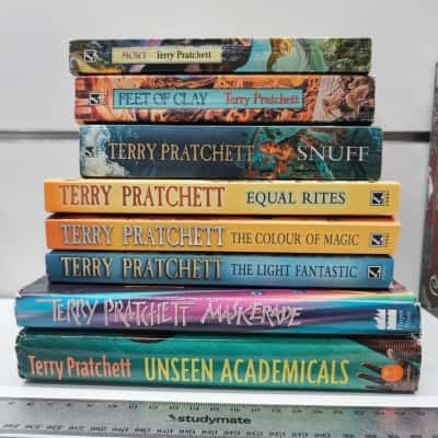 Terry Pratchett Discworld Paperback Collection (8 Books)