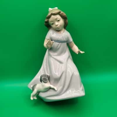 Nao figurine Daisa Girl running - playing with a Puppy, Nao by Lladro, 1987 Porcelain, Mint. Handmade in Spain
