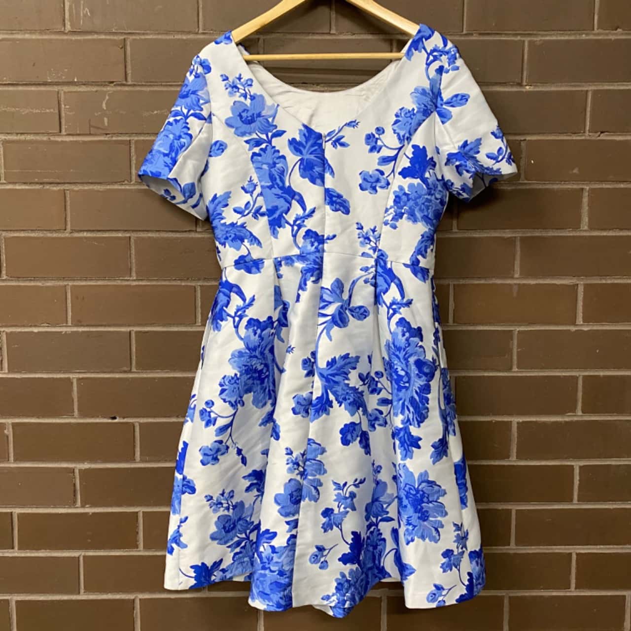 Review Womens Size 14 Blue and White Floral Party Dress(s)