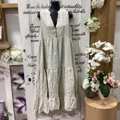 White Closet Brand! GORGEOUS SLEEVELESS TIERED MIDI DRESS WITH V-NECK COLLAR! Womens  Size 14 Sleeveless Dress  Beige / Pattern / Pinstriped / White 
