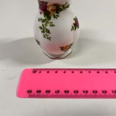 Vintage ROYAL ALBERT England bone china OLD COUNTRY ROSES bulbous posy vase