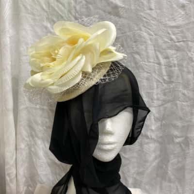 WOMENS CREAM BEIGE OFF WHITE PORTMANS FASCINATOR FEATHER HEAD ACCESSORY FORMAL WEDDING CARNIVAL