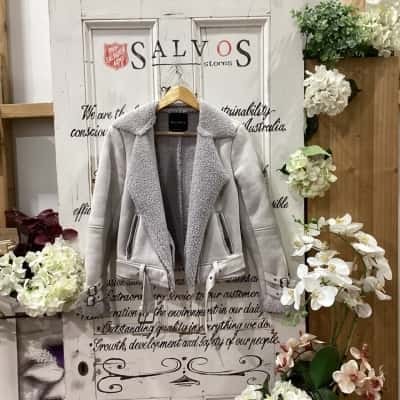 DECJUBA BRAND! Womens  Size 8 Cropped Jacket Grey! STUNNING ZIP UP JACKET! HAS A BELT TO SINCH IN THE BOTTOM! GREAT FOR COLD DAYS IN STYLE!