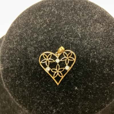  Womens Pendant 9CT Yellow Gold with glass stones