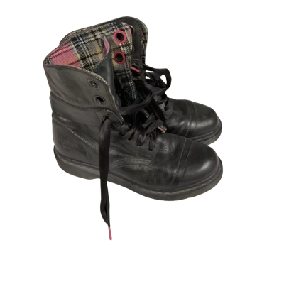 Women’s Dr Martens black flannel boots size 6