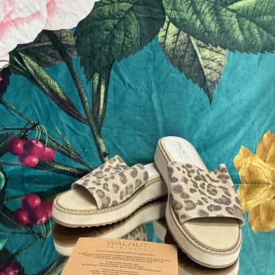 Walnut Melbourne Womens  Size 8 Sandals Beige / Black  