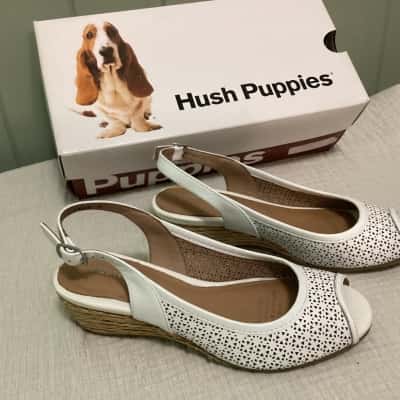 Hush Puppies Womens  Size 5 flats White 