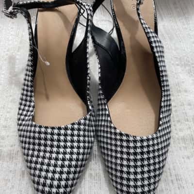 NEW Never Worn Target Womens  Size 8 Heels Black  / White 