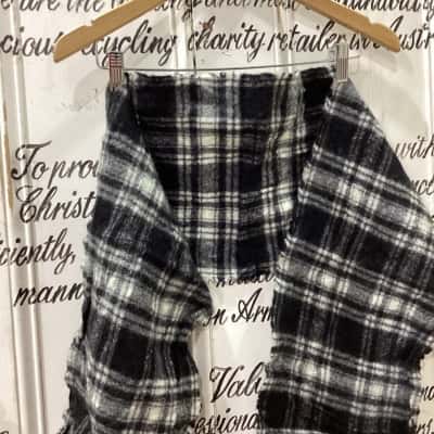 JAMES PRINGLE WEAVERS BRAND!  Womens  Size One Size Scarf Black  / Tartan / White! BEAUTIFUL SCRAF MADE WITH 100% WOOL AND MADE IN SCOTLAND! GORGEOUS GINGHAM PATTERN!