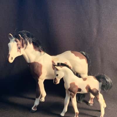 Vintage 1985 Marchon Grand Champions Pinto Mare and Foal Plastic Horse Figures