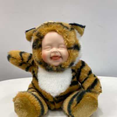 Hug me Porcelain Face doll - 200mm