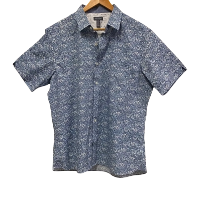  BNWT Van Heusen men size L Short Sleeve Shirt Blue/patterened 