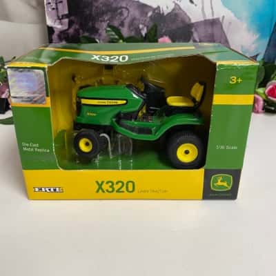 John Deere Lawn Tractor 1/16 Scale Die Cast