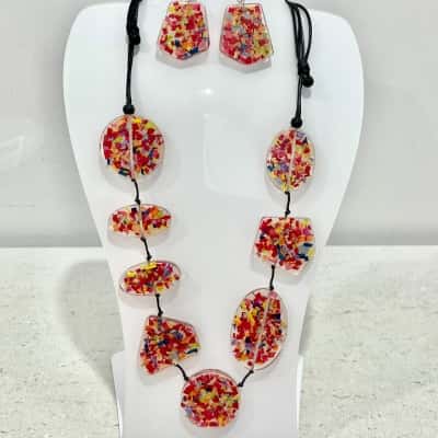 BNWT Taking Shape Multi-Rainbow Raffia Resin Necklace & Matching Earrings 