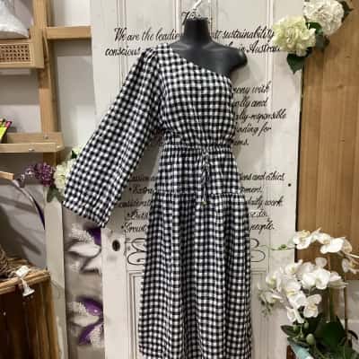The Fated Brand! TRENDY ONE SLEEVE MAXI DRESS!  Womens  Size 10 Long Sleeve Dress / Maxi Dress / Off The Shoulder Dress Black  / Checked / Pattern / White 