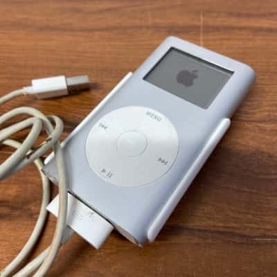 Silver Apple iPod mini 4GB first generation model with clip and charging cable 