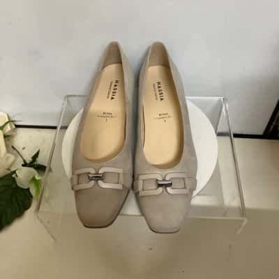  Womens  Size 7 Flats Beige 
