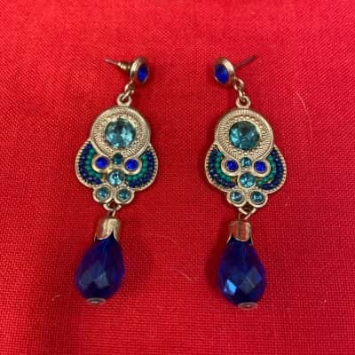  Women's Gold Tone Cleopatra Drop Earrings 