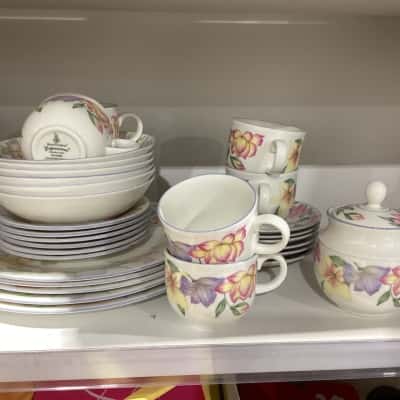 Royal Doulton “Blooms” 30 piece Dinner ware set