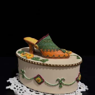 Porcelain trinket box