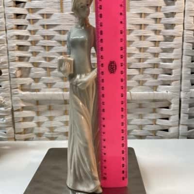 Figurine lady present