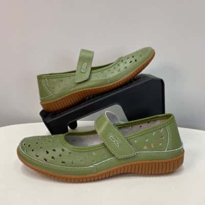 BNWOT Just Bee Womens  Mary Jane Flats Size 8 / 8.5  (39) Khaki 