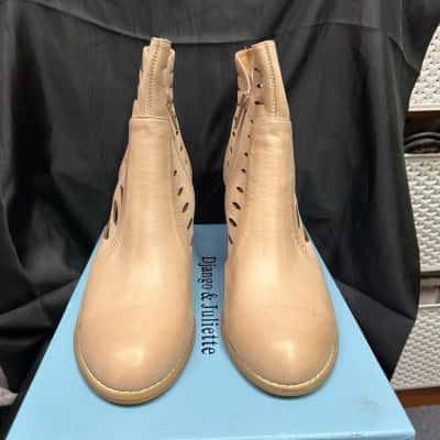 New With Tags Django & Juliette  Women's Size 40 Rabiah Rose Leather Boots Champagne 