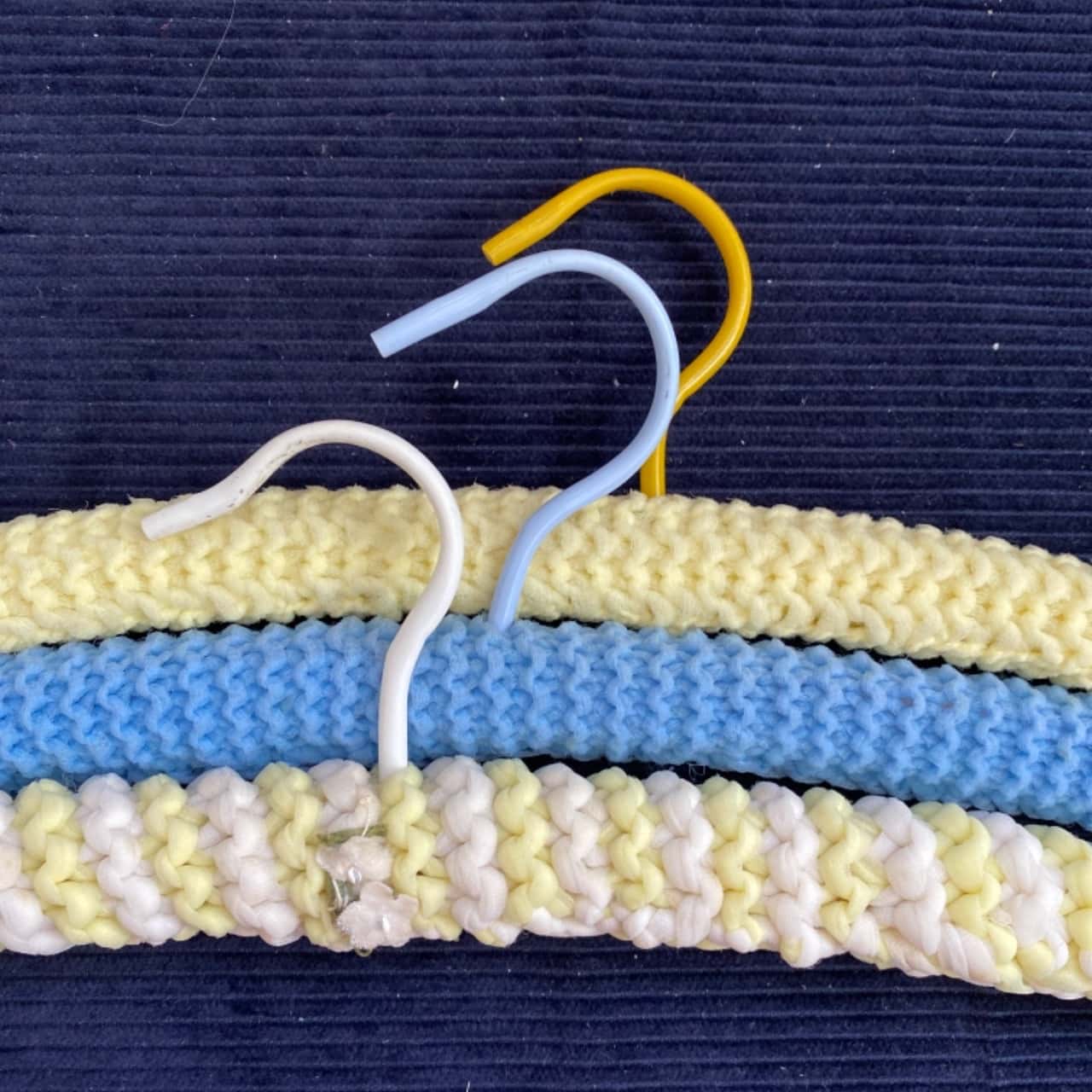 Wool coat hangers yellow / blue