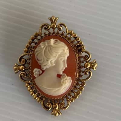 Avon Cameo Brooch, vintage 1970's