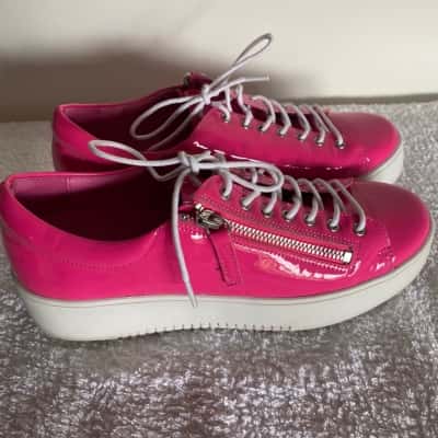 Django & Juliette  Womens  Size 38 Sneakers Pink  Patent Leather    NWOT