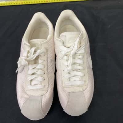 Nike Womens  Size 9 Sneakers White 