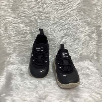 Nike Kids  Size 5C US - Black  / White 