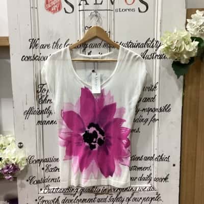 Meredith Brand! BNWT RRP $119.00! LIGHTWEIGHT SLEEVELESS SHIRT W/ LARGE PINK FLOWER ON FRONT PANEL! Womens  Size S Floral Top / Sleeveless Top Cream / Floral / Pattern / Pink  
