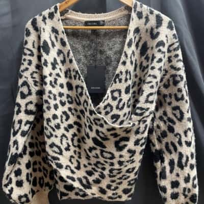 Decjuba Womens Size XS Estelle Crossover Leopard Print Jumper