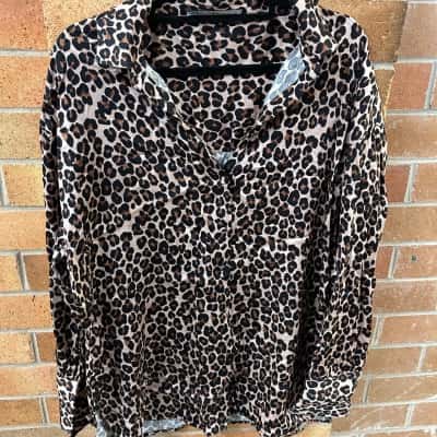 Decjuba Womens  Size S Long Sleeve Shirt Animal print 
