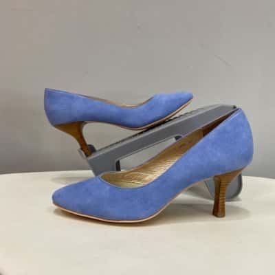  Womens  Size 6 / 6.5 Faux Suede Heels Cornflower Blue 