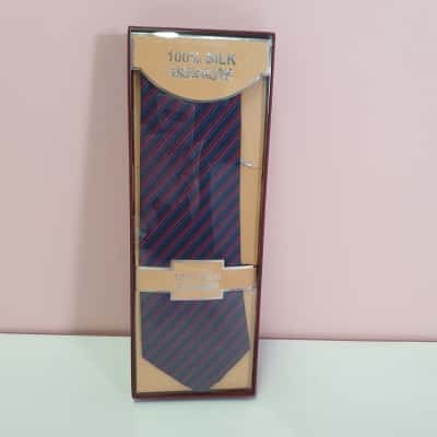  Men's Silk Navy & Red Diagonal Stripe Tie In Gift Box - New In Box