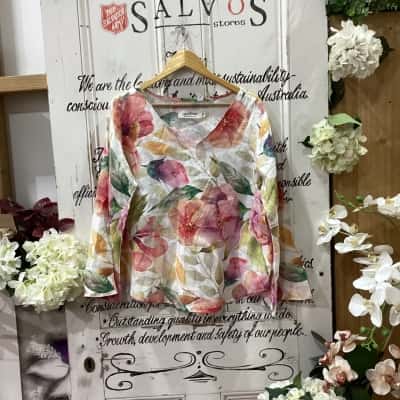 CAROLINA BRAND! Womens  Size One Size Floral Top Floral / Green / Pink  / White / Yellow! MADE WITH 100% LINEN! BEAUTIFUL FLORAL PATERN! FLARED SLEEVE DESIGN WITH A V NECK LINE! GREAT FOR DAY OR NIGHT!