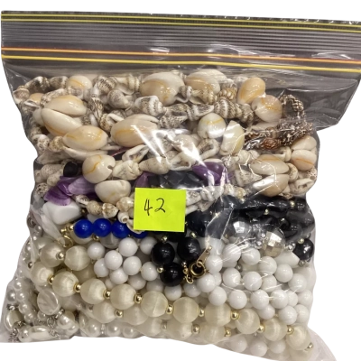 Assorted bag of jewellery (42)