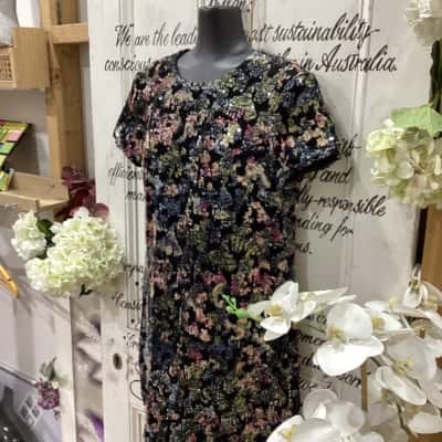 Cue Brand! MULTI COLOURED BEADED SHORTSLEEVED MIDI DRESS! STUNNING MULTI COLOURED BEADS SEWN THROUGHOUT! Size 8 Midi Dress / Short Sleeve Dress  Black  / Multicoloured / Pattern 