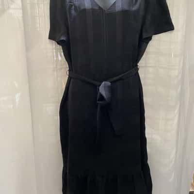 JACQUI -E CAPPED SLEEVE V-NECK  BLACK DRESS Size 16 - RRP $159.95  